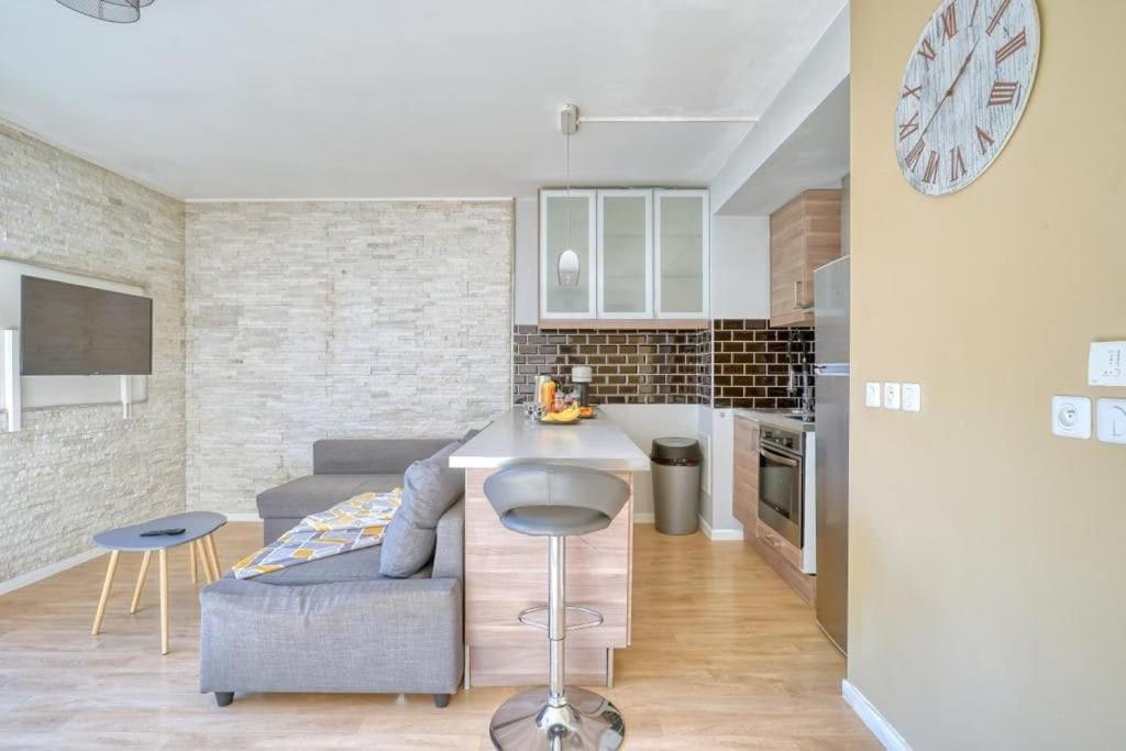 Charmant Studio Avec Terrasse Et Parking Corbeil-Essonnes Esterno foto
