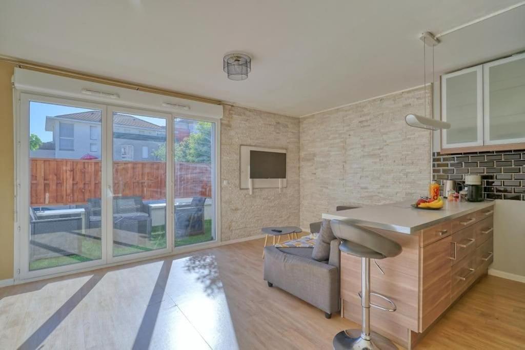 Charmant Studio Avec Terrasse Et Parking Corbeil-Essonnes Esterno foto